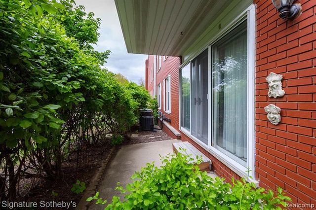 19710 W 13 Mile Road 101, Beverly Hills, MI 48025