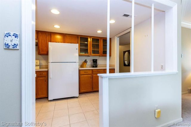 19710 W 13 Mile Road 101, Beverly Hills, MI 48025