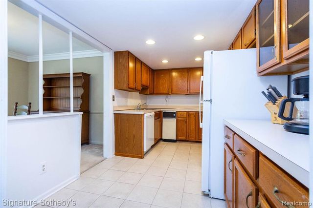 19710 W 13 Mile Road 101, Beverly Hills, MI 48025