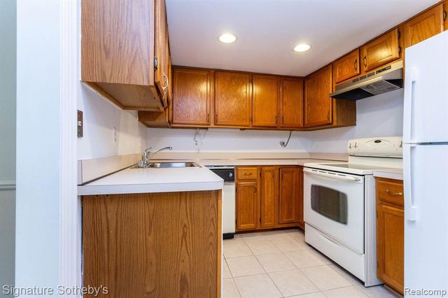 19710 W 13 Mile Road 101, Beverly Hills, MI 48025