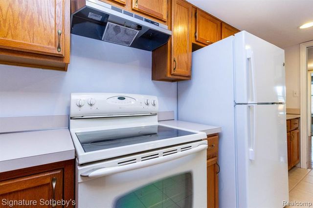 19710 W 13 Mile Road 101, Beverly Hills, MI 48025