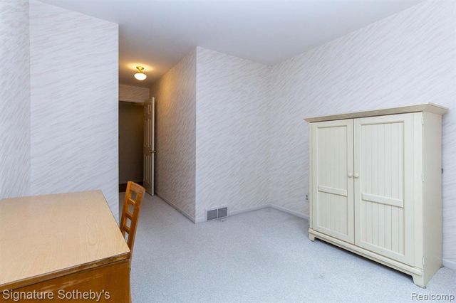 19710 W 13 Mile Road 101, Beverly Hills, MI 48025
