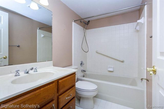19710 W 13 Mile Road 101, Beverly Hills, MI 48025
