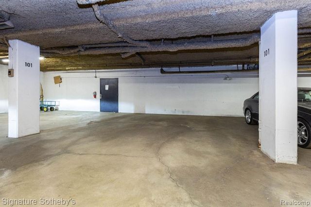 19710 W 13 Mile Road 101, Beverly Hills, MI 48025