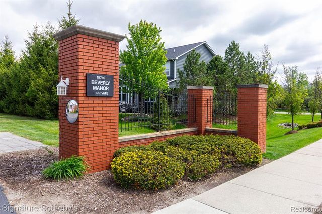 19710 W 13 Mile Road 101, Beverly Hills, MI 48025