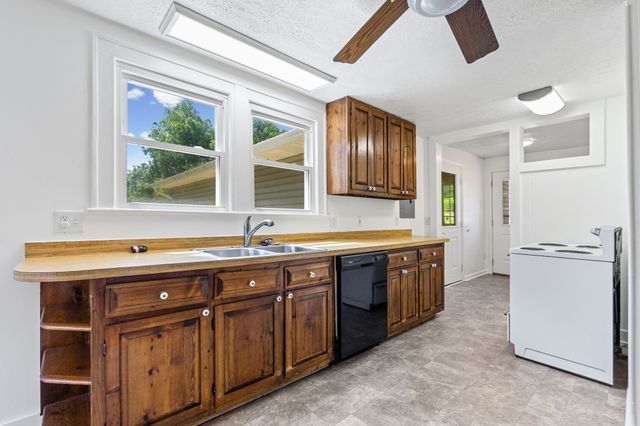 56 Elm Ln, Sparta, TN 38583