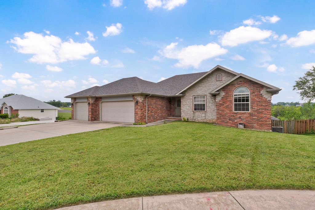 3582 N Thistlewood Court, Springfield, MO 65803