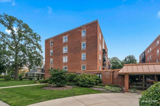 450 W Downer Place 4C, Aurora, IL 60506