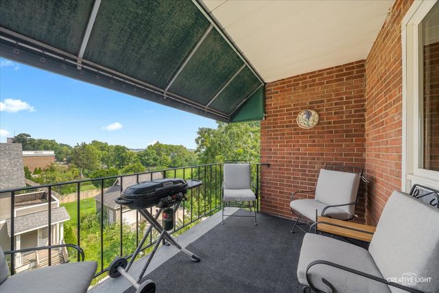 450 W Downer Place 4C, Aurora, IL 60506