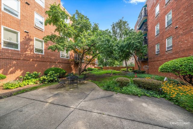 450 W Downer Place 4C, Aurora, IL 60506