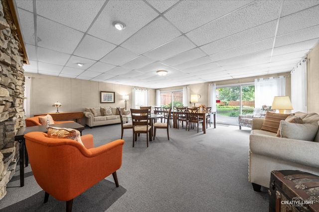 450 W Downer Place 4C, Aurora, IL 60506