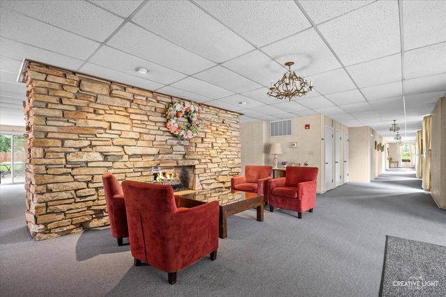 450 W Downer Place 4C, Aurora, IL 60506