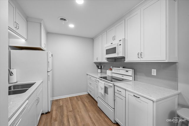 450 W Downer Place 4C, Aurora, IL 60506