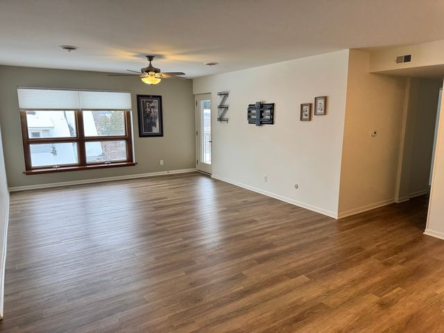 450 W Downer Place 4C, Aurora, IL 60506