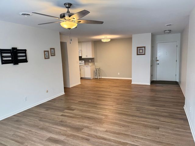 450 W Downer Place 4C, Aurora, IL 60506