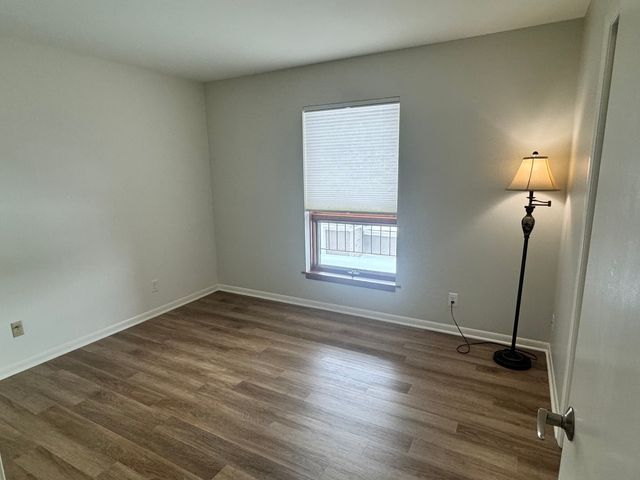 450 W Downer Place 4C, Aurora, IL 60506