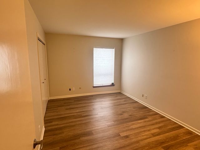 450 W Downer Place 4C, Aurora, IL 60506