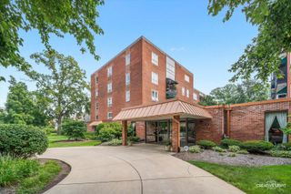 450 W Downer Place 4C, Aurora, IL 60506
