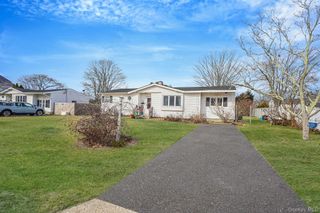 35 Betsy Drive, West Sayville, NY 11796