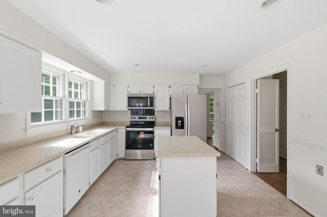 12207 KNIGHTSBRIDGE DR, Woodbridge, VA 22192