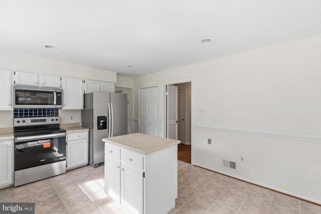 12207 KNIGHTSBRIDGE DR, Woodbridge, VA 22192