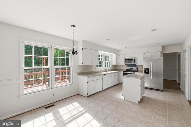 12207 KNIGHTSBRIDGE DR, Woodbridge, VA 22192