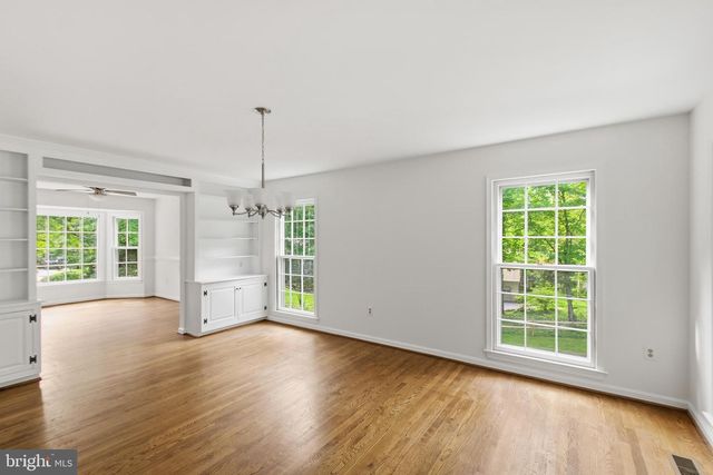 12207 KNIGHTSBRIDGE DR, Woodbridge, VA 22192