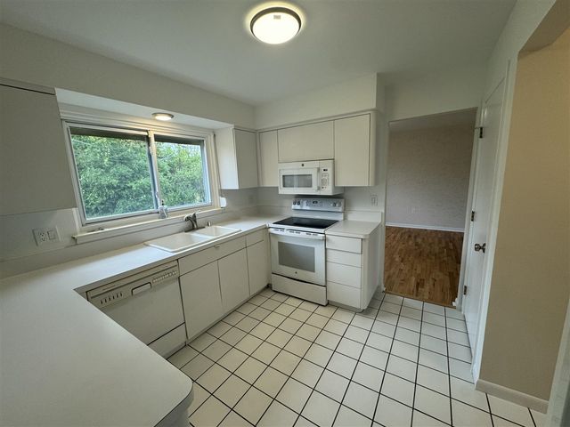 18175 Rainbow Drive, Lathrup Village, MI 48076