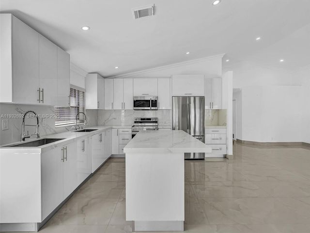 4966 SW 33rd Ter, Hollywood, FL 33312