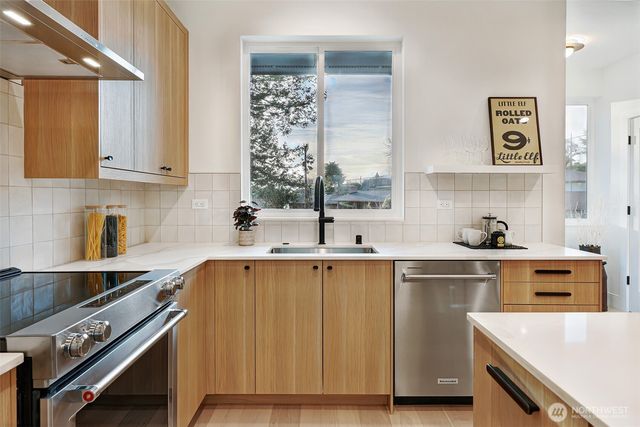 8810 41st Avenue SW, Seattle, WA 98136