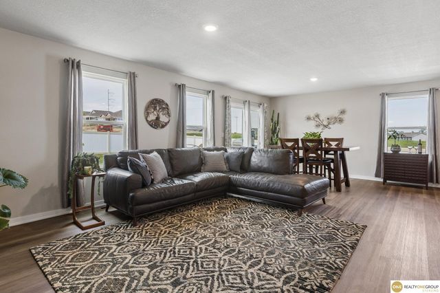 11452 Sunburst Drive, Papillion, NE 68046