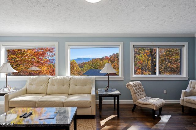 1106 Tanrac Trail, Gatlinburg, TN 37738