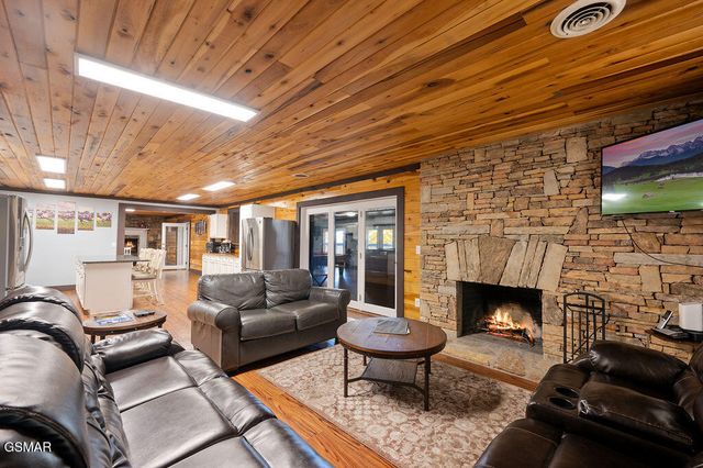 1106 Tanrac Trail, Gatlinburg, TN 37738