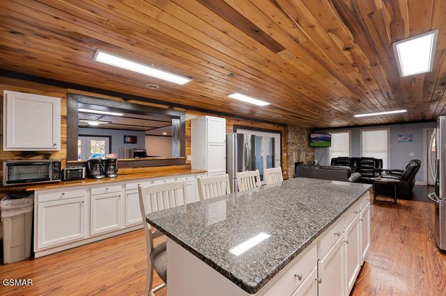 1106 Tanrac Trail, Gatlinburg, TN 37738