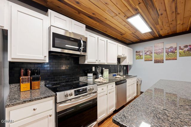 1106 Tanrac Trail, Gatlinburg, TN 37738