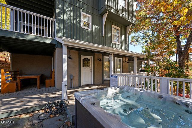 1106 Tanrac Trail, Gatlinburg, TN 37738