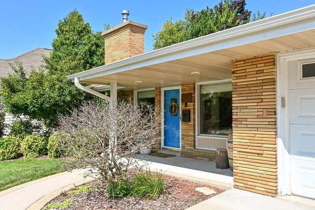 7920 St Anne COURT, Wauwatosa, WI 53213