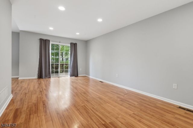 9 Bridgepointe Dr, Old Bridge Twp., NJ 08879