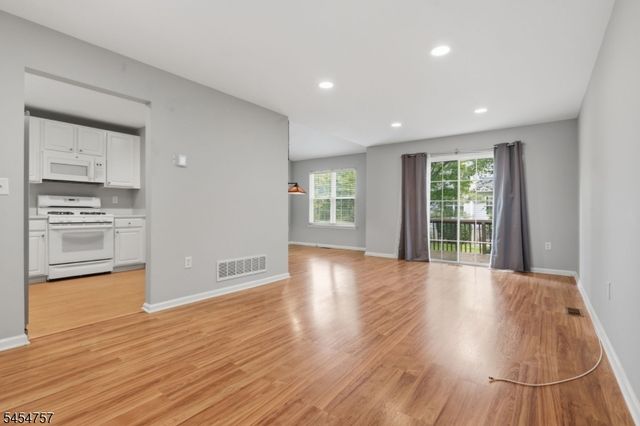 9 Bridgepointe Dr, Old Bridge Twp., NJ 08879