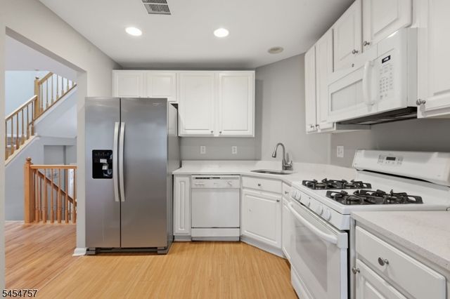 9 Bridgepointe Dr, Old Bridge Twp., NJ 08879