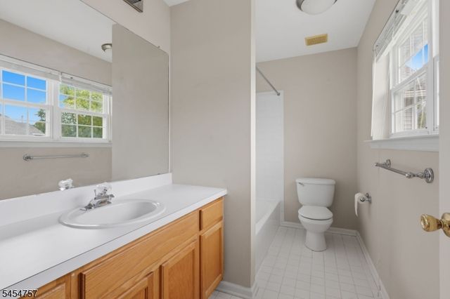 9 Bridgepointe Dr, Old Bridge Twp., NJ 08879