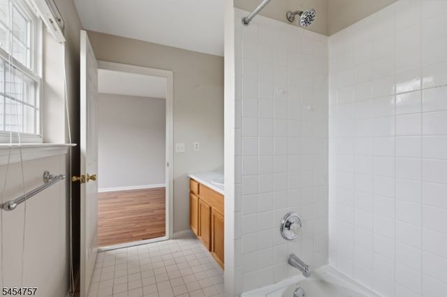 9 Bridgepointe Dr, Old Bridge Twp., NJ 08879