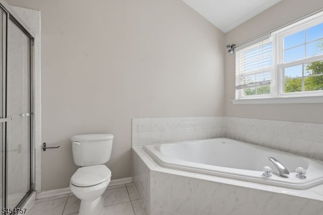 9 Bridgepointe Dr, Old Bridge Twp., NJ 08879