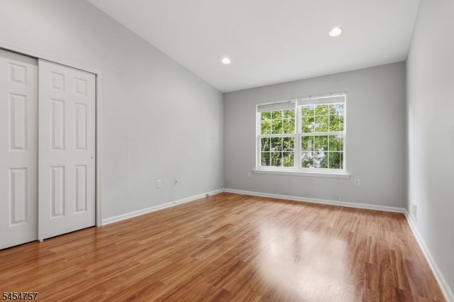 9 Bridgepointe Dr, Old Bridge Twp., NJ 08879