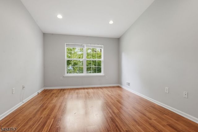 9 Bridgepointe Dr, Old Bridge Twp., NJ 08879