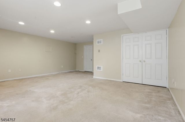9 Bridgepointe Dr, Old Bridge Twp., NJ 08879