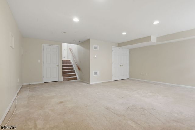 9 Bridgepointe Dr, Old Bridge Twp., NJ 08879