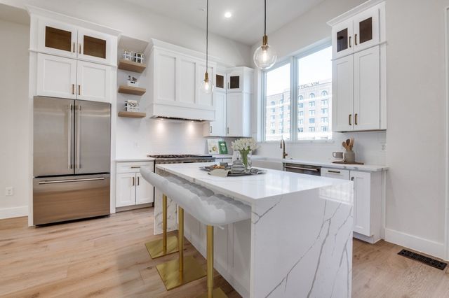 218 E Dallas Road 102, Grapevine, TX 76051