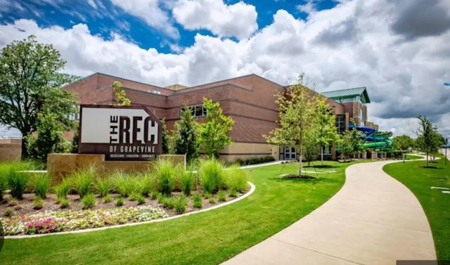 218 E Dallas Road 102, Grapevine, TX 76051