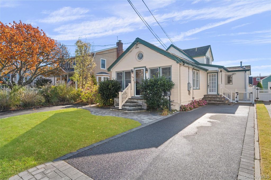 38 Bayside Place, Amityville, NY 11701